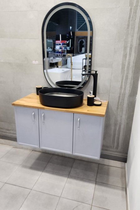 مغسلة خشب مع خزانة رمادي وحوض أسود مودرن